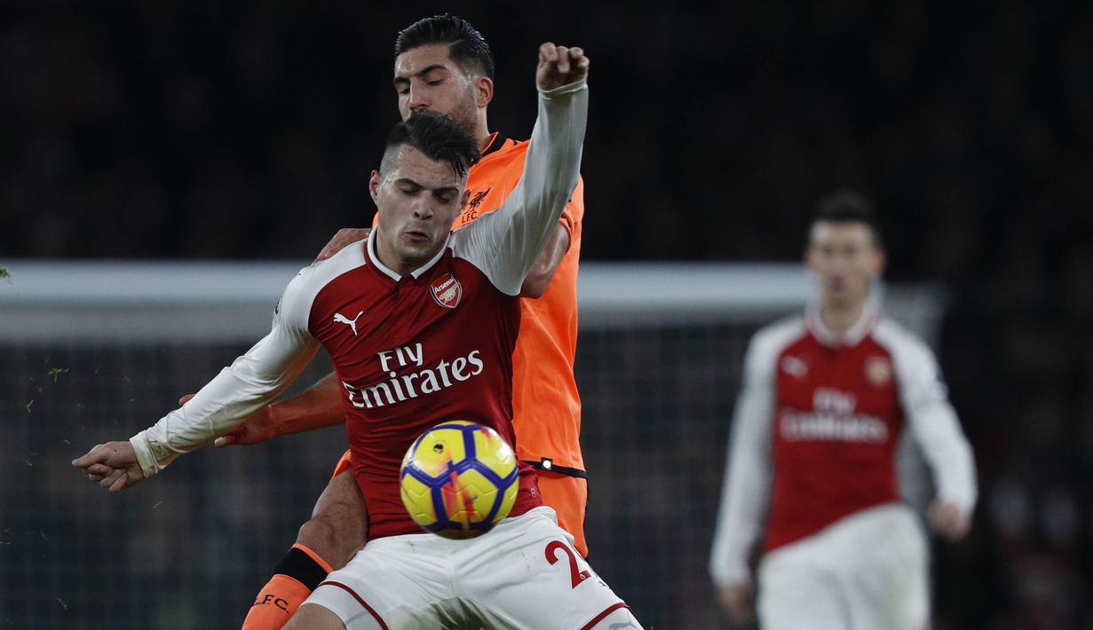 Gelandang Arsenal, Granit Xhaka berusaha mengontrol bola saat melawan Liverpool pada laga Premier League di Stadion Emirates, London, Jumat (22/12/2017). Kedua klub bermain imbang 2-2. (AFP/Adrian Dennis)