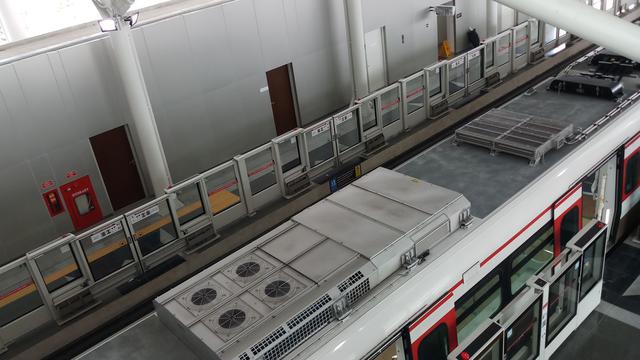 Mengintip LRT Jakarta yang siap beropersi pada Maret 2019, Senin (25/2/2019). (Bawono/Liputan6.com)