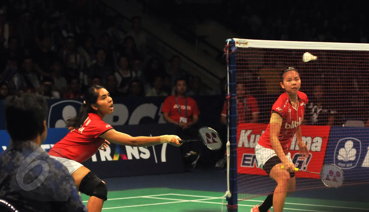 Ganda putri Indonesia, Greysia Polii/Nitya mengembalikan kok ke arah pasangan Tang Jinhua/Tian Qing di final BCA Indonesia Open Superseries Premier 2015 di Jakarta, Minggu (7/6/2015). Tang JH/Tian Q menang 21-11, 21-10. (Liputan6.com/Andrian M Tunay)