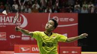 Tunggal putra Indonesia, Anthony Ginting, saat melawan wakil Jepang, Kazumasa Sakai, pada laga final Indonesia Masters 2018 di Istora Senayan, Minggu (28/1/2018). Anthony Ginting menang 21-13 dan 21-12. (Bola.com/M Iqbal Ichsan)
