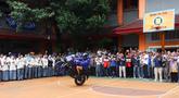 Pembalap rookie Prima Pramac Racing, Toprak Razgatlioglu, melakukan aksi freestyle saat mengunjungi SMK Negeri 39 Jakarta di kawasan Cempaka Putih, Jakarta Pusat, Selasa (20/1/2026). (Bola.com/M Iqbal Ichsan)