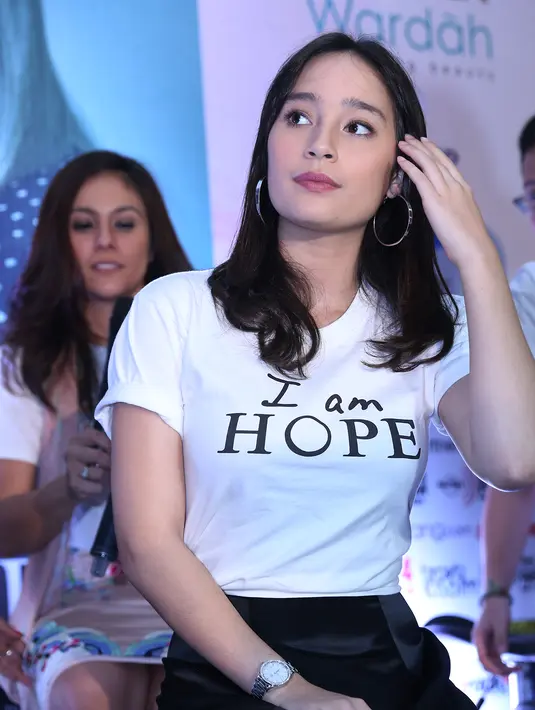 "Awalnya sih sedikit agak deg-degan soalnya kan karakternya kan cukup berat. Soalnya sosok Mia itu kan merupakan sosok anak muda yang punya mimpi divonis dengan penyakit kanker," jelas Tatjana Saphira. (Andy Masela/Bintang.com)