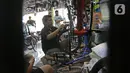 Mekanik memperbaiki dan merestorasi sepeda di Workshop Sampurna Bike Kalibata, Jakarta, Kamis (9/7/2020). Bengkel tersebut dapat menerima 20 sepeda per hari untuk diperbaiki hingga terjadi antrean bagi pelanggan. (Liputan6.com/Herman Zakharia)