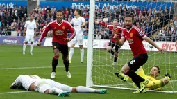 Juan Mata mencetak gol ke gawang Swansea City di Stadion Liberty, Swansea, Wales, Inggris Raya. Minggu (30/8/2015). (EPA/Geoff Caddick)