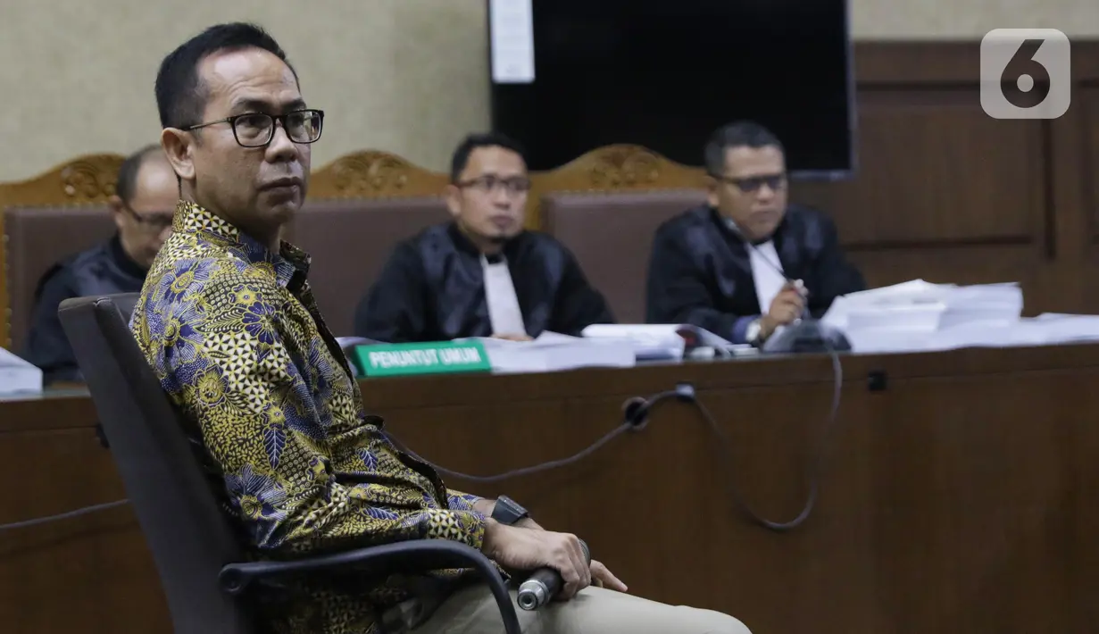 Terdakwa kasus dugaan korupsi terkait pengadaan alat kesehatan di Pemprov Banten dan Pemkot Tangerang Selatan serta Tindak Pidana Pencucian Uang, Tubagus Chaeri Wardana saat menjalani sidang pembacaan dakwaan di Pengadilan Tipikor, Jakarta, Kamis (31/10/2019). (Liputan6.com/Helmi Fithriansyah)