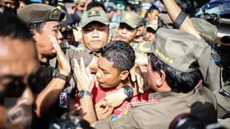 Seorang provokator diamankan petugas dalam penertipan PKL di kawasan Stasiun Kota Tua, Jakarta, Selasa (25/10). Dalam penertipan tersebut pedagang melawan dikarenakan mereka telah membayar iuran setiap harinya  ke petugas. (Liputan6.com/Faizal Fanani)