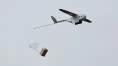 Pesawat tak berawak Zipline melakukan penerbangan saat demonstrasi di lokasi dirahasiakan di San Francisco Bay Area, California, 5 Mei 2016. Drone buatan Zipline ini akan digunakan untuk mengirim bantuan obat-obatan ke daerah konflik (REUTERS/Stephen Lam)