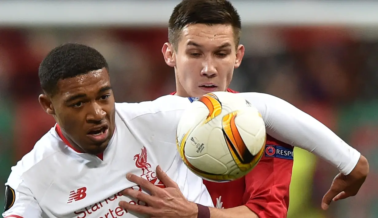 Pemain Liverpool, Jordon Ibe (kiri), berebut bola dengan pemain Rubin Kazan, Elmir Nabiullin, dalam lanjutan Grup B Liga Europa di Stadion Kazan Arena, Rusia, Jumat (6/11/2015) dini hari WIB. (AFP Photo/Kirill Kudryavtsev)