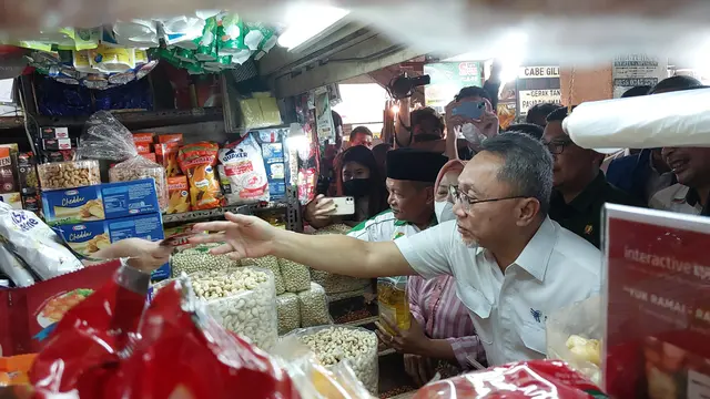 Menteri Perdagangan Zulkifli Hasan menemukan ada kenaikan harga sejumlah komoditas pangan saat mengunjungi Pasar Rawamangun, Jakarta Timur
