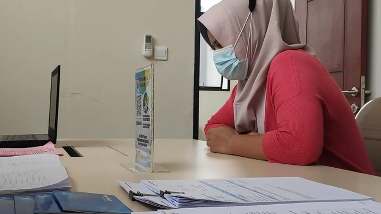 Tersangka kejahatan perbankan, HN, saat diperiksa penyidik Reskrimsus Polda Riau.