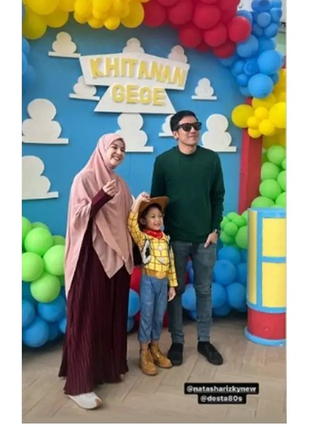 7 Potret Desta dan Natasha Rizy Gelar Syukuran Khitanan Anak, Tampil Kompak