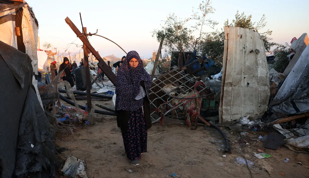 Serangan Israel yang menghantam kamp pengungsian sementara di Mawasi Khan Yunis itu sedikitnya menewaskan 11 orang, termasuk kepala polisi Hamas di wilayah tersebut yang kini telah dibubarkan. (BASHAR TALEB/AFP)