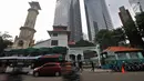 Suasana di luar Masjd Hidayatullah, Jakarta, Senin (28/5). Pihak pengurus masjid tetap mempertahankan bentuk bangunan utama masjid beserta perabotan seperti jam, mimbar, dan ukiran pada 8 tiang penyangga. (Merdeka.com/Iqbal S Nugroho)