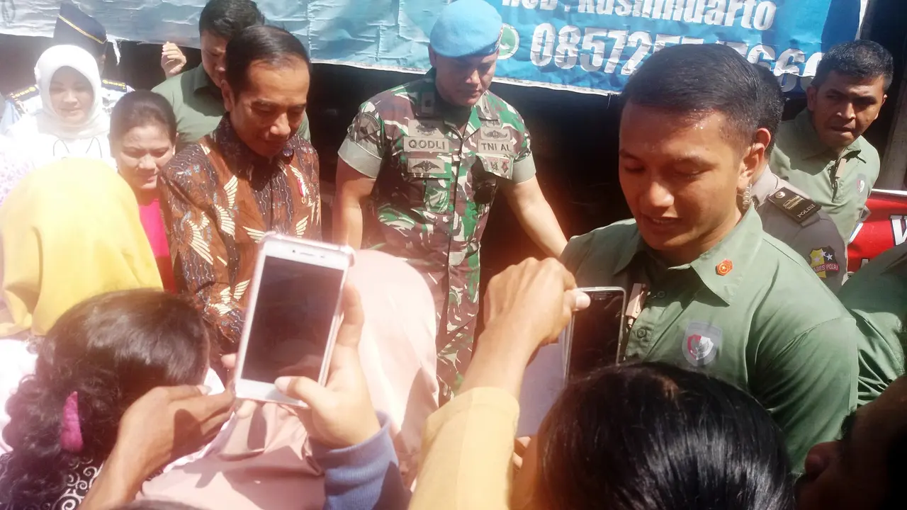 Jokowi menyapa warga di Pasar Gede Klaten, Minggu (15/7/2018). (Hanz Jimenez Salim)