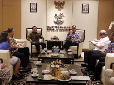 Menteri Sosial Agus Gumiwang Kartasasmita (kanan) berbincang dengan Dirut Indosiar Imam Sudjarwo (kiri) dan jajaran Emtek Group di Kementerian Sosial, Jakarta, Selasa (18/12). Kunjungan itu membahas kerja sama di sektor media. (Liputan6.com/JohanTallo)