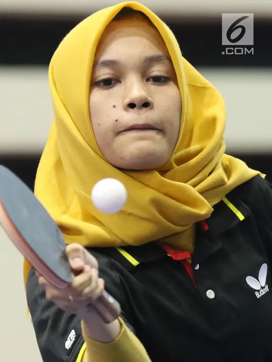 Petenis meja difabel Indonesia, Leli Marlina melakukan serve saat melawan Bee Tin Toh (Singapura) pada Indonesia Para Games Invitational Tournament 2018 di GBK Arena, Jakarta, Minggu (1/7). Leli unggul tiga set langsung. (Liputan6.com/Helmi Fithriansyah)