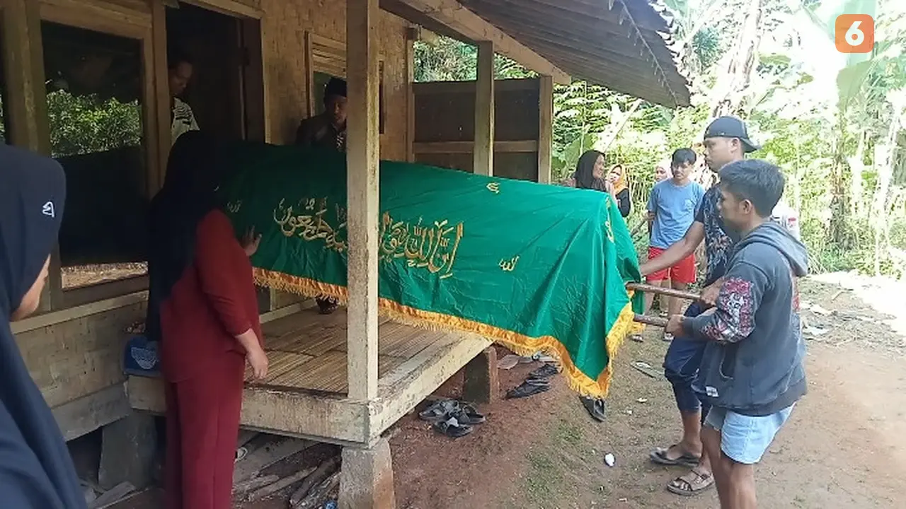 Pasutri ditemukan meninggal dalam rumah, saat menuju pemakaman di  Kampung Sukabakti Rt 04 Rw 09 Desa Sukamulya, Kecamatan Cikembar, Kabupaten Sukabumi. (Liputan6.com/Fira Syahrin).