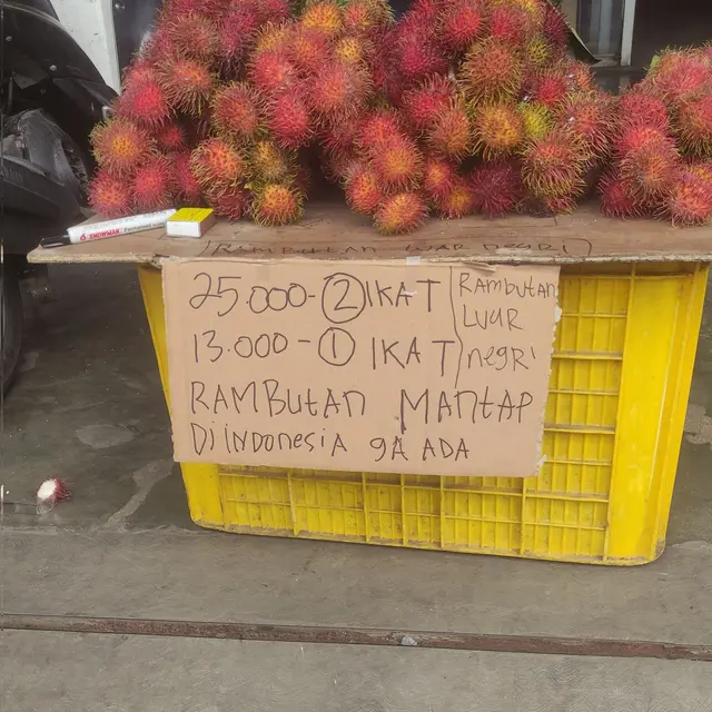 6 Tulisan Promosi Orang Jualan Buah Ini Bikin Pembeli Salah Fokus