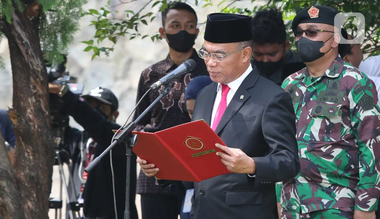 Menteri Koordinator Bidang Pembangunan Manusia dan Kebudayaan Republik Indonesia, Muhadjir Effendy, memimpin upacara pemakaman almarhum Azyumardi Azra di Taman Makam Pahlawan Kalibata, Jakarta, Selasa (20/9/2022). Profesor Azyumardi Azra wafat pada Minggu, 18 September 2022 di Rumah Sakit Serdang, Selangor, Malaysia. (Liputan6.com/Herman Zakharia)