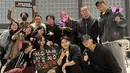 Keluarga Snowdrop foto bareng Jisoo di belakang panggung. [Foto: Twitter/ @snowdropics]