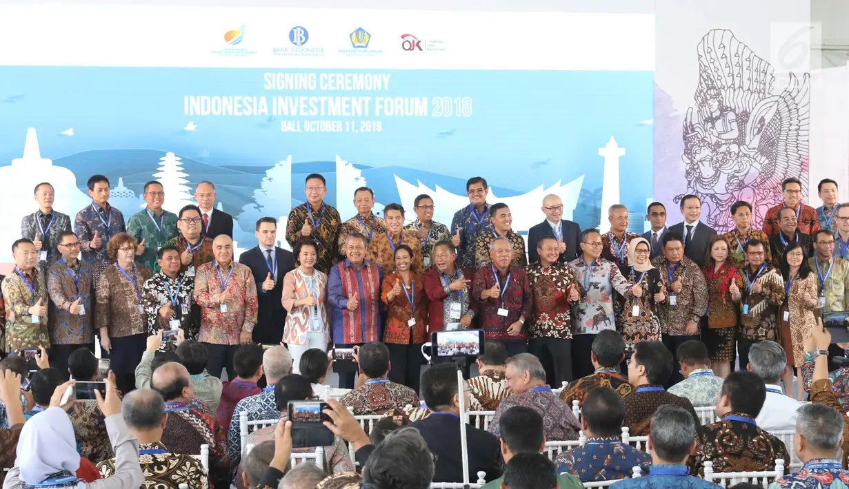 Gubernur BI Perry Warjiyo, Menteri BUMN Rini Soemarno, Menko Perekonomian Darmin Nasution, dan Menteri PUPR Basuki Hadimuljono bersama dirut BUMN dan investor usai penandatanganan kerja sama dalam IIF 2018, Bali, Kamis (11/10). (Liputan6.com/Angga Yuniar)