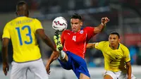 Gelandang Chile, Mauricio Isla mengontrol bola dari kejaran dua pemain Ekuador pada pertandingan pembukaan Copa America 2015 di National Stadium, Santiago, Chile, (11/6/2015). Chile menang 2-0 atas Ekuador. (REUTERS/Ivan Alvarado)