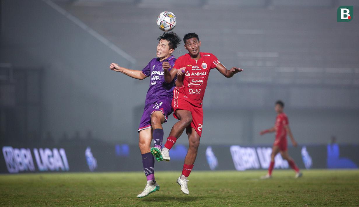 Pemain Persita Tangerang, Sin Yeong-bae (kiri) berebut bola dengan pemain Persita Tangerang, Resky Fandi pada laga lanjutan BRI Liga 1 2022/2023 antara Persita Tangerang melawan Persija Jakarta di Stadion Indomilk Arena, Tangerang, Selasa (28/03/2023). (Bola.com/Bagaskara Lazuardi)