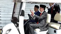 Presiden Jokowi (kanan) berbincang dengan PM Malaysia Mahathir Mohamad saat akan salat Jumat bersama di Kompleks Istana Bogor, Jawa Barat, Jumat (29/6). Indonesia menjadi negara pertama yang dikunjungi Mahathir. (Liputan6.com/Pool/Biro Pers Setpress)