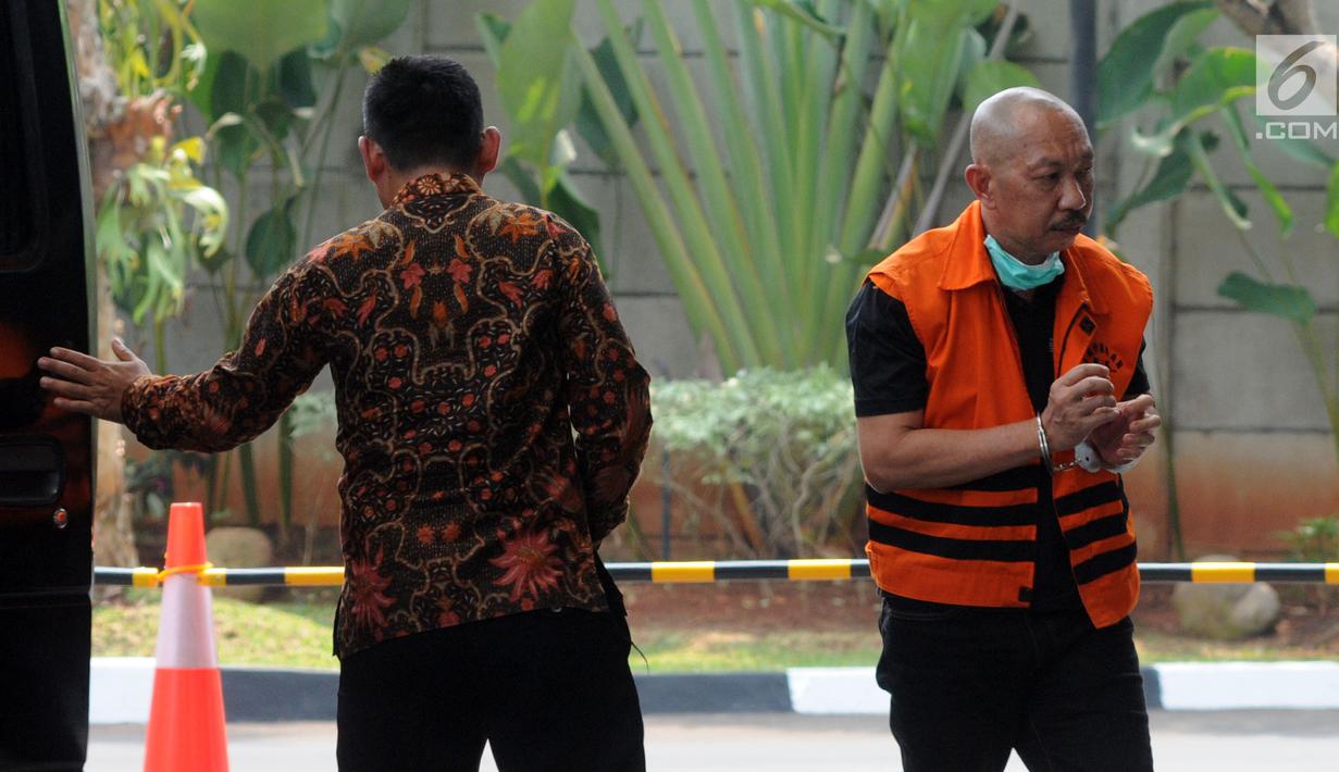 Wakil Ketua DPRD Lampung Tengah Raden Zugiri (kanan) saat tiba di Gedung KPK, Jakarta, Rabu (24/7/2019). Raden diperiksa sebagai tersangka terkait dugaan suap serta gratifikasi pengadaan barang dan jasa di lingkungan pemerintahan Lampung Tengah pada tahun 2018. (merdeka.com/Dwi Narwoko)