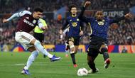 Bek Brasil Lille #04, Alexsandro (kanan), memblokir tembakan dari bek Inggris Aston Villa #19 Jadon Sancho selama pertandingan leg kedua babak 16 besar Liga Europa UEFA antara Aston Villa dan Lille LOSC di Villa Park di Birmingham, Inggris tengah pada 19 Maret 2026. (Darren Staples/AFP)