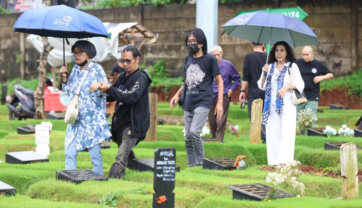 Sebelum meninggal dunia, Donny Fattah diketahui sempat berjuang melawan penyakit jantung yang dialaminya sejak beberapa tahun terakhir. Tampak dalam foto, gitaris grup band God Bless, Ian Antono (tengah) tiba untuk menghadiri prosesi pemakaman Donny Fattah di Tempat Pemakaman Umum (TPU) Kampung Kandang, Jagakarsa, Jakarta Selatan, Sabtu (7/3/2026). (Kapanlagi.com/Budy Santoso)