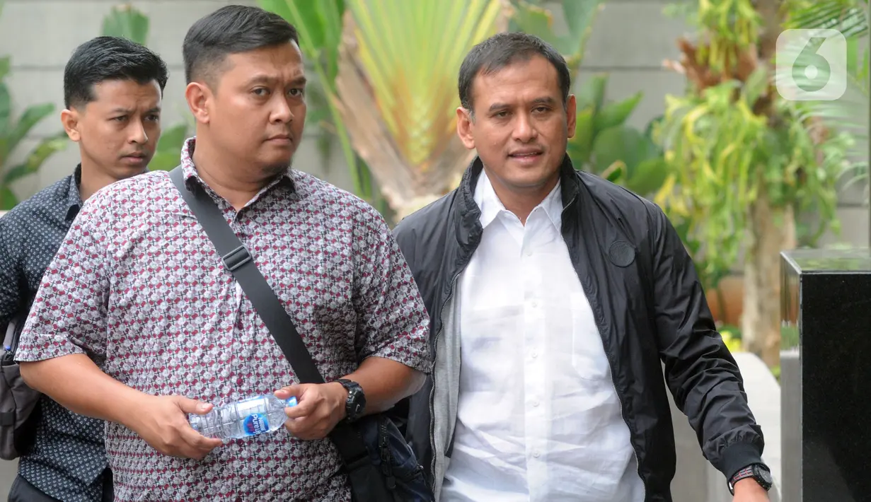 Dirut PT Petrokimia Gresik Rahmat Pribadi (kanan) tiba di Gedung KPK, Jakarta, Kamis (21/11/2019). Rahmat diperiksa sebagai saksi dalam kasus suap distribusi pupuk antara PT Pupuk Indonesia Logistik dan PT Humpuss Transportasi Kimia dengan tersangka Taufik Agustono. (merdeka.com/Dwi Narwoko)