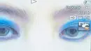 Makeup bold yang terdiri dari eyeshadow biru gelap ini membuat penampilan pemeran The Word of The Married ini terlihat lebih garang. (Instagram/xeesoxee).
