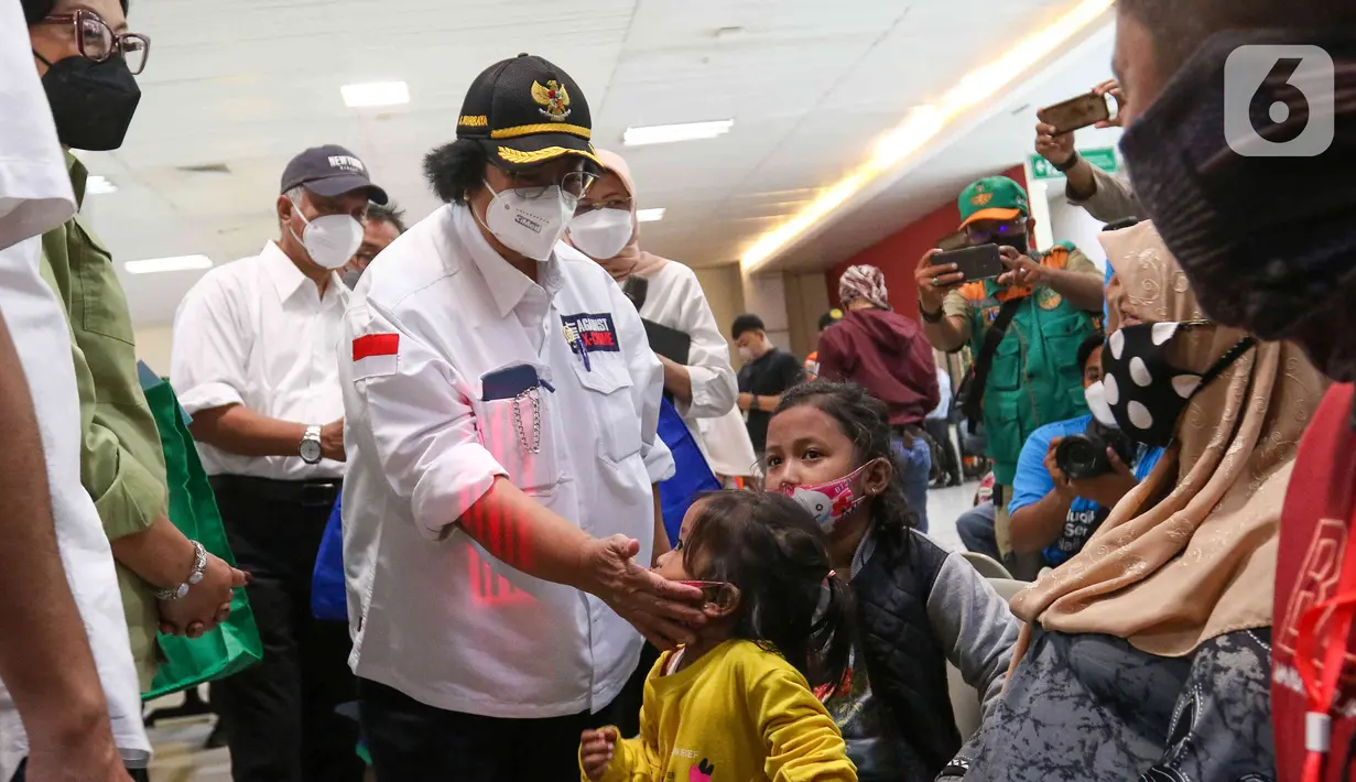 <p>Menteri Lingkungan Hidup dan Kehutanan Siti Nurbaya menyapa anak-anak di Terminal Penumpang Pelabuhan Tanjung Priok, Jakarta, Selasa (26/4/2022). Kunjungan tersebut dalam rangka memantau persiapan mudik minim sampah. (Liputan6.com/Herman Zakharia)</p>