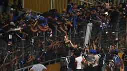 Aksi Suporter saat memegang Piala Presiden 2015 di Stadion Gelora Bung Karno, Jakarta, Minggu (18/10/2015). (Bola.com/Nicklas Hanoatubun).