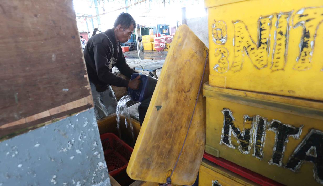 Pedagang menuangkan jeriken berisi air bersih saat didistribusikan kepada pelanggan di Kawasan Muara Angke, Jakarta, Kamis (28/5/2026). (Kapanlagi.com/Budy Santoso)
