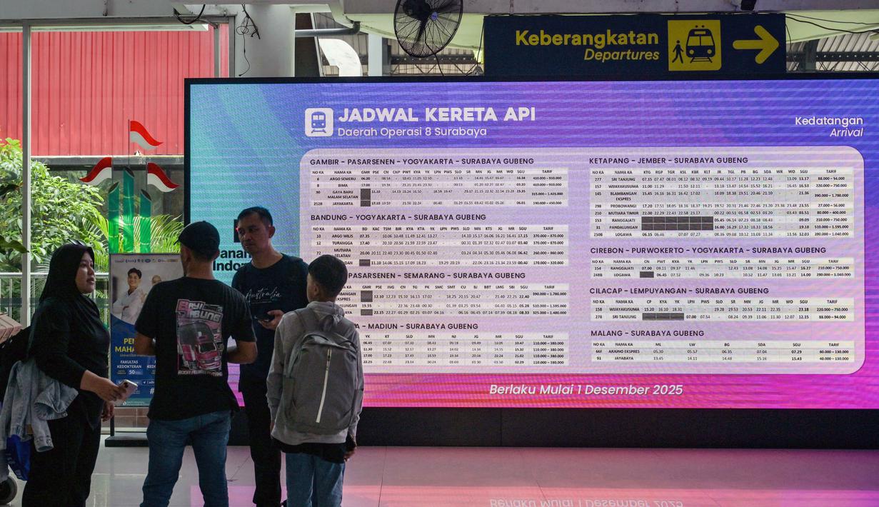 Selama periode tersebut, KAI Daop 8 Surabaya mengoperasikan 59 perjalanan KA jarak jauh per hari, terdiri dari 49 reguler, 5 tambahan dari Stasiun Surabaya Gubeng, dan 3 tambahan dari Pasar Turi, serta 2 kereta tambahan dari Stasiun Malang. Tampak dalam foto, para calon penumpang berdiri di samping papan jadwal kereta di stasiun Gubeng, Surabaya, Jawa Timur, Selasa 17 Maret 2026. (JUNI KRISWANTO/AFP)
