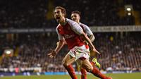 Ekspresi pemain Arsenal, Mathieu Flamini, setelah mencetak gol ke dua ke gawang Tottenham Hotspur dalam laga putaran ketiga Piala Liga Inggris di Stadion White Hart Lane, Inggris, Kamis (24/9/2015) dini hari WIB. (Reuters/Toby Melville)
