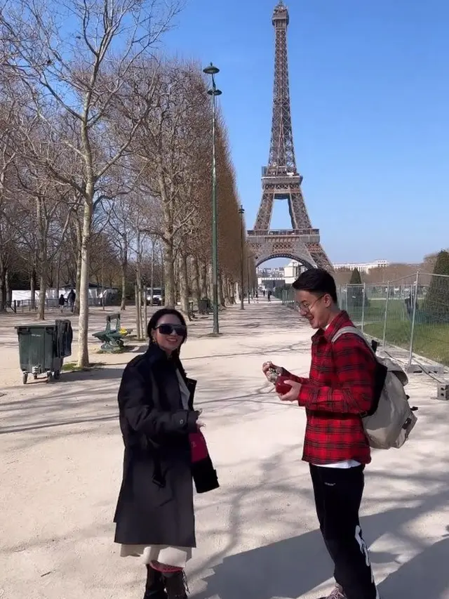 6 Potret Detik-detik Wika Salim Dilamar Kekasih, Romantis di Depan Menara Eiffel