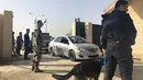 Kepolisian Yordania berjaga-jaga, ketika mobil bersiap menyeberang ke Suriah di perbatasan Jaber yang dibuka kembali di Mafraq, Senin (15/10). Perbatasan itu ditutup sejak 2015, setelah wilayah di sisi Suriah dikuasai pemberontak. (AP/Omar Akour)