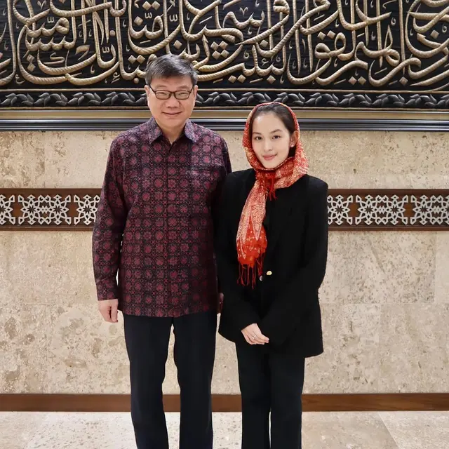 6 Potret Shanna Shannon Pertama Kali ke Masjid Istiqlal, Ikut Bukber dan Tampil Berhijab