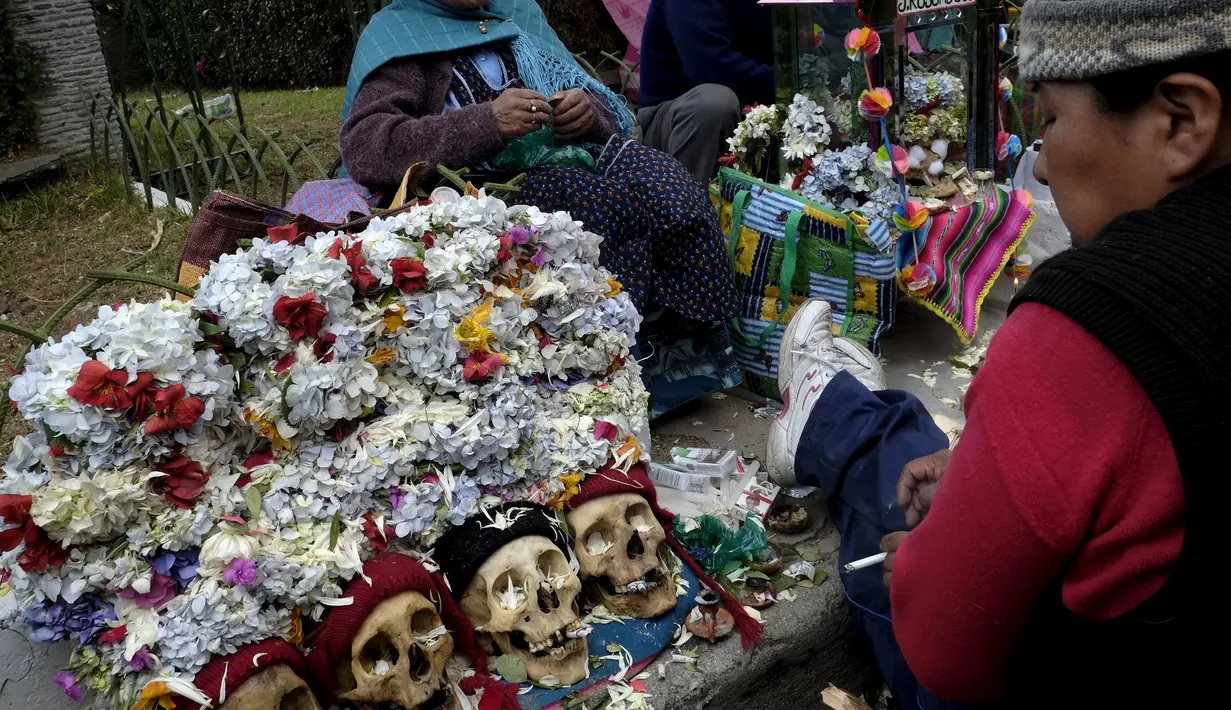Tengkorak  diletakkan dilantai selama upacara Dia de las natitas atau hari tengkorak di pemakaman Umum La Paz, Bolivia, Minggu (8/11/2015).  Mereka meyakini tengkorak - tengkorak tersebut akan membawa keberuntungan di masa depan. (REUTERS/David Mercado)