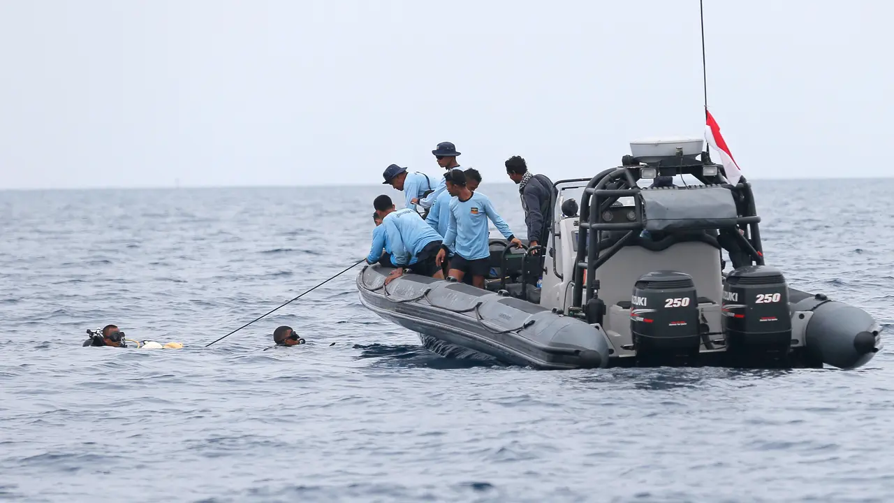 Aksi Pasukan Katak TNI AL Cari Korban Lion Air Jatuh