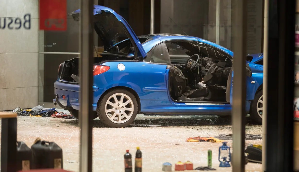 Sebuah mobil warna biru hancur setelah menabrak kantor Partai Sosial Demokratik Jerman (SPD) dengan sengaja di Berlin (25/12). Polisi belum mengetahui motif dari aksi yang dilakukan pelaku pria berusia 58 tahun. (AFP PHOTO / Ganjil Andersen)