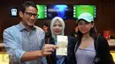 Sandiaga Uno memperlihatkan tiket saat akan nonton di di XXI Senayan City, Selasa Malam (24/5/2016). Bakal Calon Gubernur DKI Jakarta itu mengaku mendukung perfilman Indonesia dan industri kreatif. (Liputan6.com/Johan Tallo)