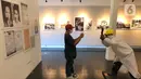 Petugas memotret karya dalam Pameran Fotografi dan Grafis bertajuk “Indonesia Bergerak: 1900-1942“ di Galeri Foto Jurnalistik Antara, Pasar Baru, Jakarta, Selasa (8/9/2020). Pameran tersebut digelar secara virtual dalam rangka merayakan 75 Tahun Kemerdekaan RI. (Liputan6.com/Immanuel Antonius)