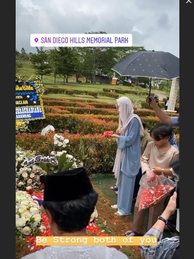 6 Momen Haru Bunga Citra Lestari Kembali Ziarah ke Pusara Ashraf Sinclair