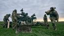 Tentara Ukraina mempersiapkan Howitzer M777 yang dipasok Amerika Serikat (AS) untuk menggempur posisi Rusia di wilayah Kherson, Ukraina, 9 Januari 2023. Memasuki hari ke-321 peperangan, konflik di antara Rusia dengan Ukraina sampai saat ini terus berlanjut dan belum terlihat akan segera berakhir. (AP Photo/Libkos)