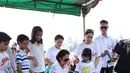 Kesedihan terlihat pelayat saat mengantarkan jenazah ke peristirahatan terakhirnya, Ireng Maulana.  (Adrian Putra/Bintang.com)