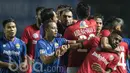 Gelandang Bali United, Yabes Roni, dikejar sejumlah pemain Persib Bandung. Situasi sempat memanas pada babak kedua ketika Yabes Roni membuang bola ke arah Michael Essien. (Bola.com/Vitalis Yogi Trisna)